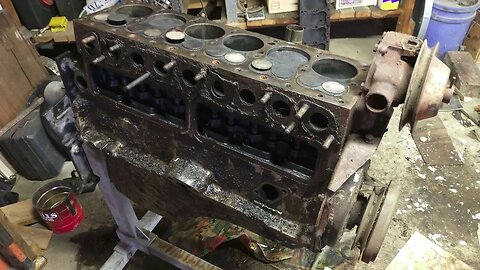 Chilling and Tearing Apart a Vintage Engine | Zero Buck Rebuild