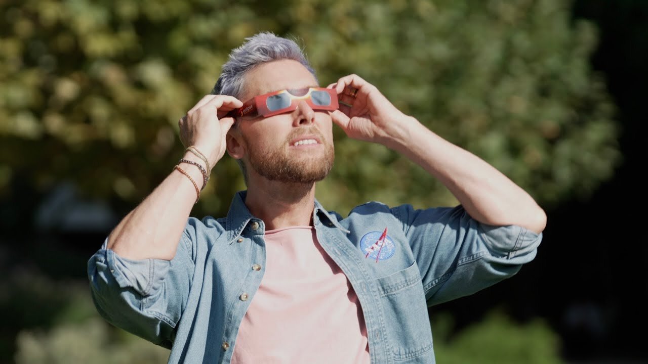 NSYNC’s Lance Bass Shows How to Safely View a Total Solar Eclipse