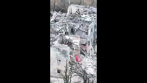 Ukrainian tank fire dismantles Russian building.