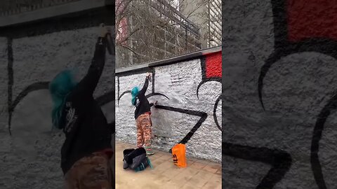 A GIRL'S MAD GRAFFITI THROW-UP!🔥 #graffiti #graffitiart #graff