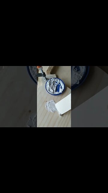 Aplicando massa branca em "no" na madeira pinus