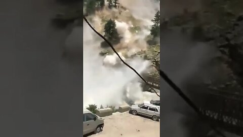 Dangerous Rockslide caught on camera ⚠️