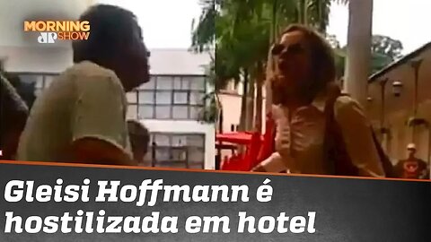 Vai pra Cuba X Vai pro inferno: Gleisi Hoffmann é hostilizada em saída de hotel