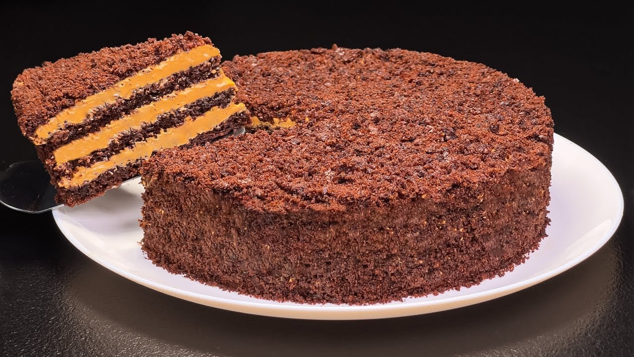 Impress your guests with this easy cornstarch-free chocolate cake!