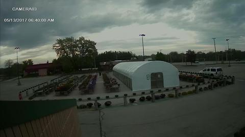 RAW VIDEO: Thief steals flowers from Waukesha business