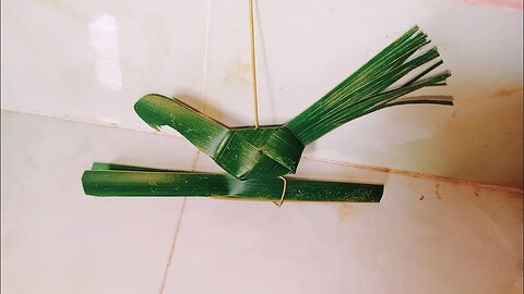 Coconut Leaf Bird - How to make a Coconut Leaf Bird - Eira's Tube