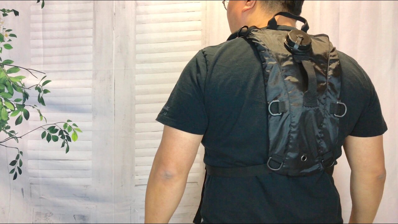 2 Liter (70oz) black lightweight Hydration Pack by Swinging Tree review