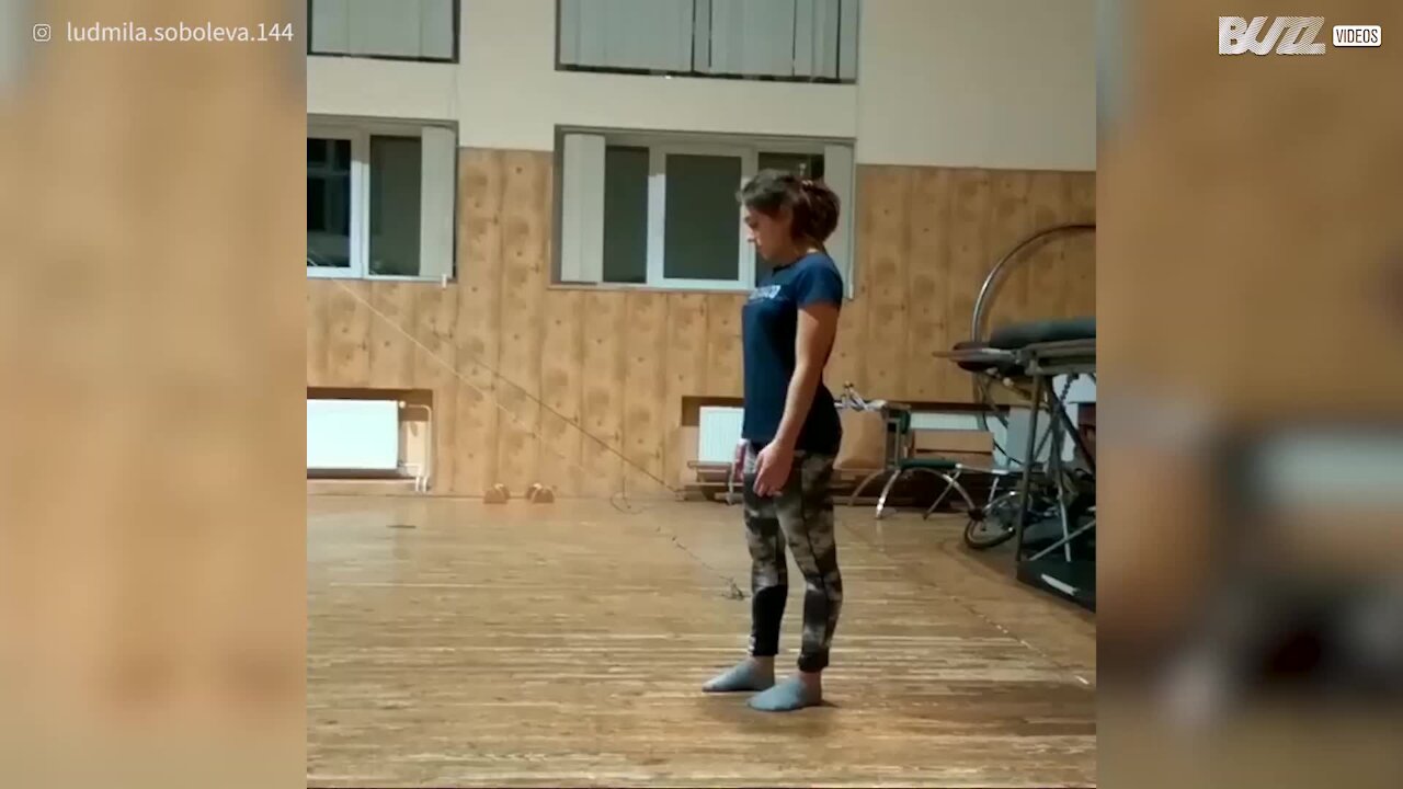Une acrobate incroyablement souple