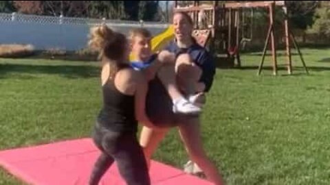 Elle apprend à son frère comment faire un salto arrière!