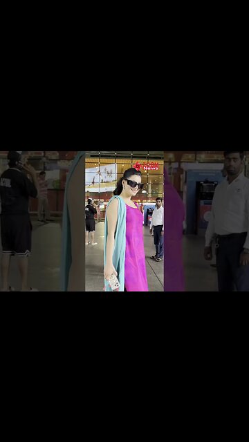 Urvashi Rautela blows FLYING KISSES to paps as she is spotted at the airport #shorts #urvashirautela