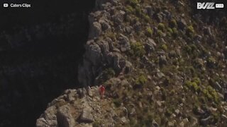 Un coureur filmé par un drone du côté la montagne de la Table.