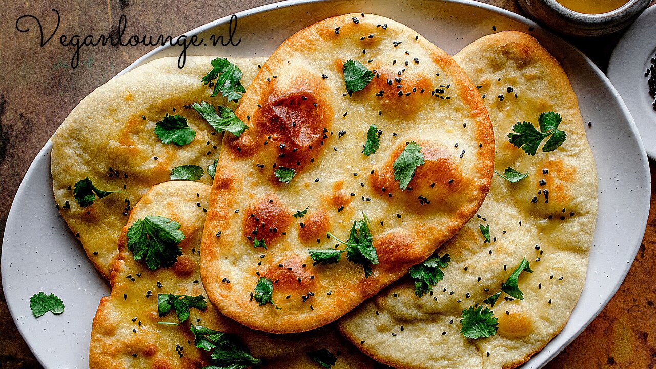 Knapperige Naanbrood bakken met knoflook koriander en pittige kruiden. (crispy en lekker)