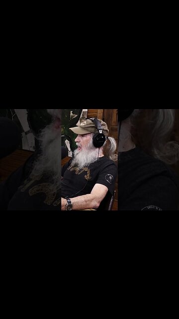 Uncle Si Robertson Isn't the Brightest Candle on the Cake