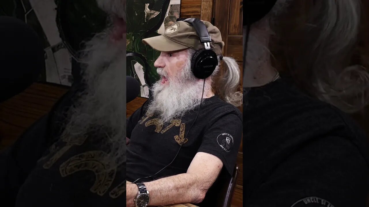 Uncle Si Robertson Isn't the Brightest Candle on the Cake