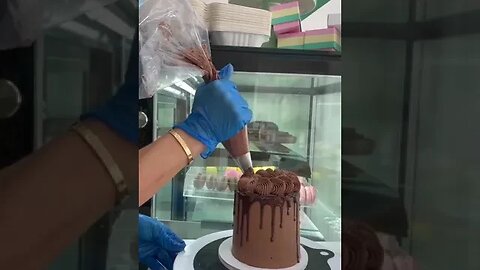 رجعنا عملنا كيك الشوكولا العالمي 😅 بس لانش بوكس اي حبيتوا اكتر الحجم الكبير او لانش بوكس؟ #cake