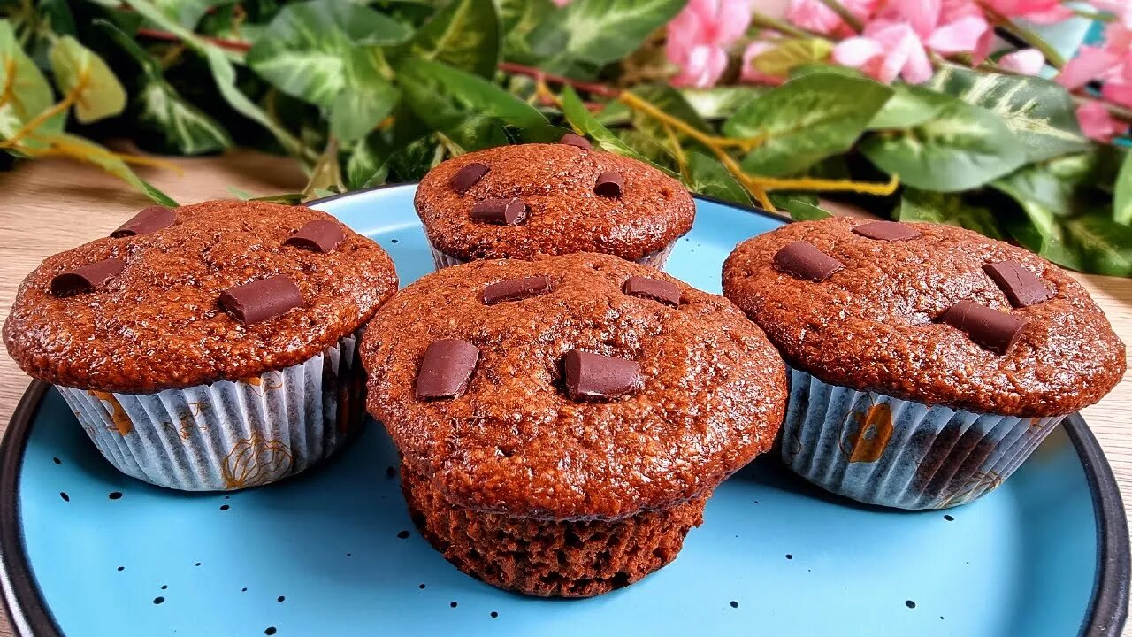 Everyone will ask for more! Healthy chocolate muffins recipe in 5 minutes! No refined sugar!