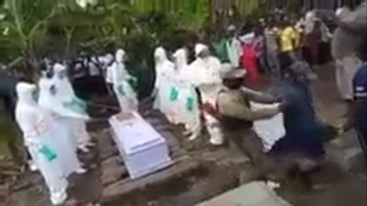 ¡Entierro de falsos muertos para provocar miedo!