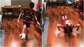 Questo talento del calcio fa le flessioni in equilibrio