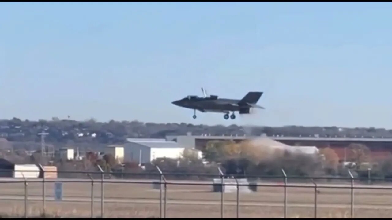 US F-35 fighter crash and pilot's ejection caught on 2 videos