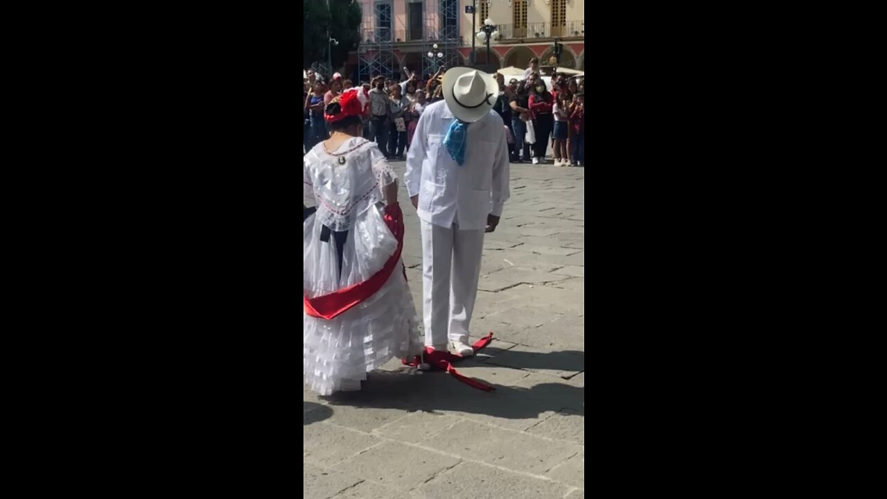 Dancers 💃🕺from Veracruz in Puebla ties a ribbon 🎀 with his feet⏐Mexico in 2022