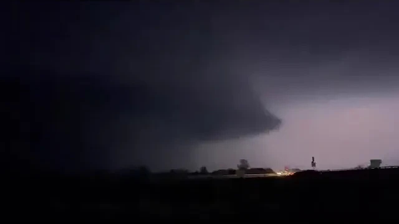 Massive tornado warned supercell as it moved through Linneus, Missouri moments ago.
