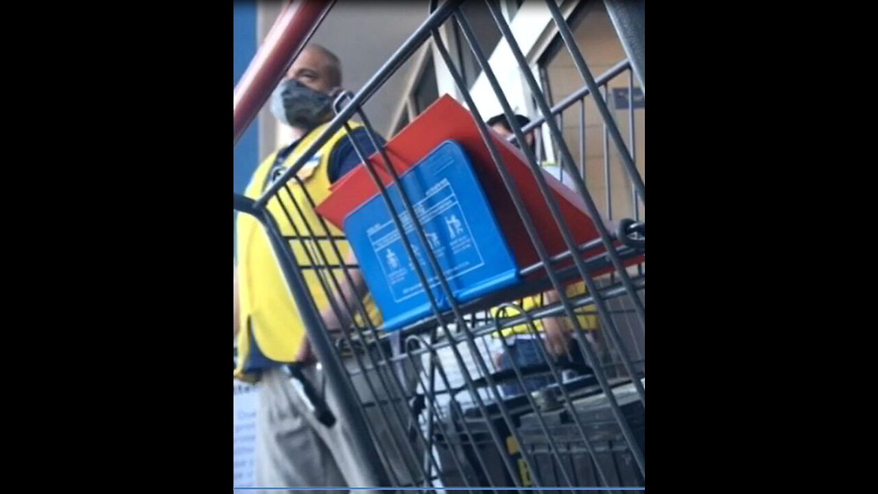 RBeas Entering Walmart Without a Mask at the Beginning of the COVID-19 Pandemic
