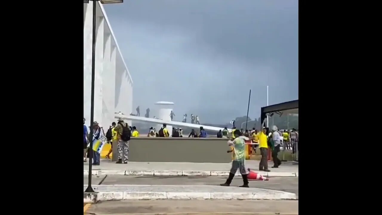 Patriotas 🇧🇷 ocupam o Palácio do Planalto para tirar o ladr@o #brasilia #stf #patriotas