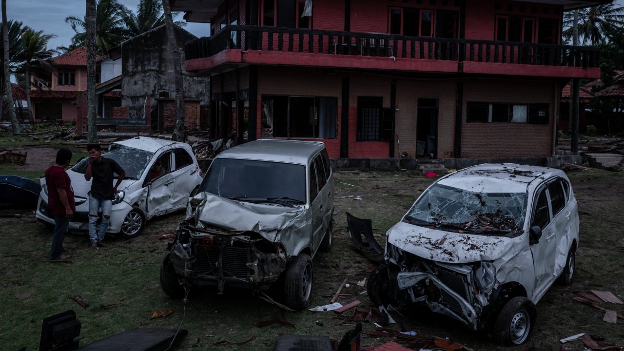 More than 400 Dead And 1,400 Injured After Tsunami Hits Indonesia