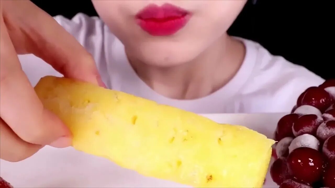 ASMR FROZEN FRUITS | STRAWBERRY, GRAPE, KIWI, PINEAPPLE, BLACKBERRY EATING SOUNDS MUKBANG