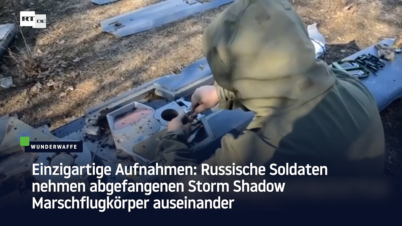 Russische Soldaten nehmen abgefangenen Storm Shadow Marschflugkörper auseinander