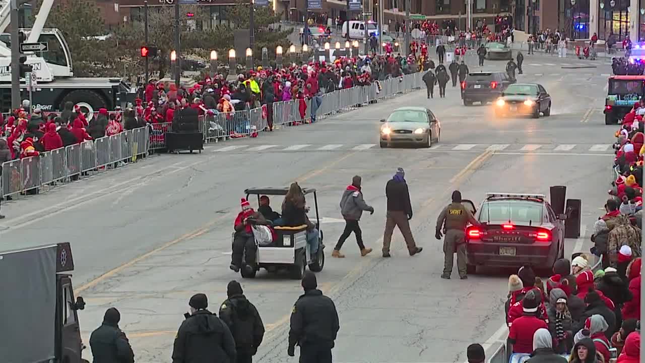 Police chase breaks out on parade route