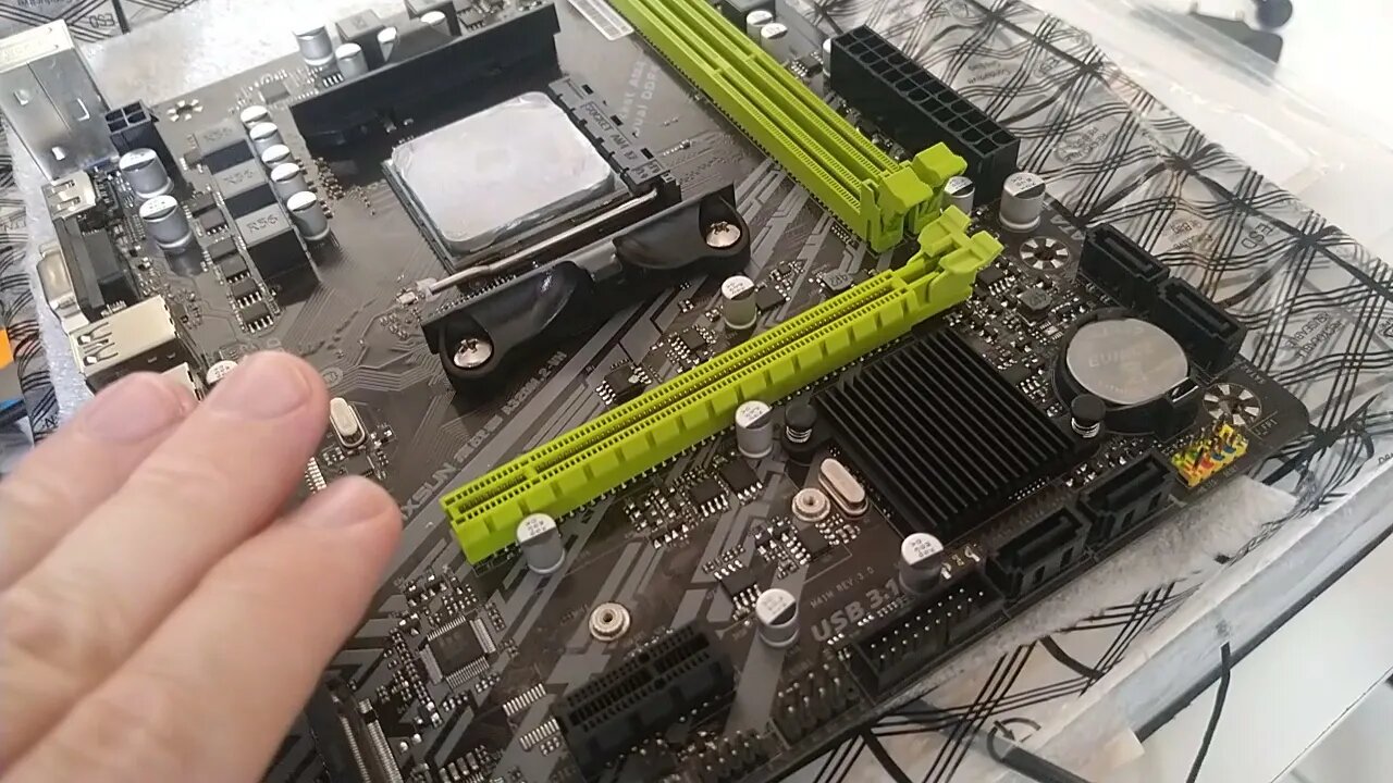 Athlon 200GE vs memórias RAM DDR4 2666MHz da Netac instável e a Atermiter que não inicializa.