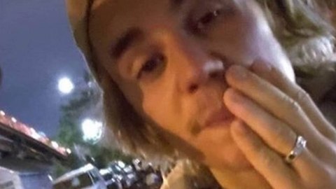Justin Bieber Wearing ENGAGEMENT RING?!