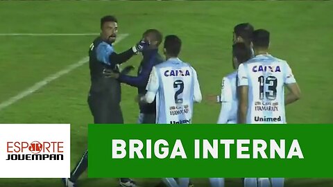 Goleiro e zagueiro do mesmo time "saem na mão" na Série B