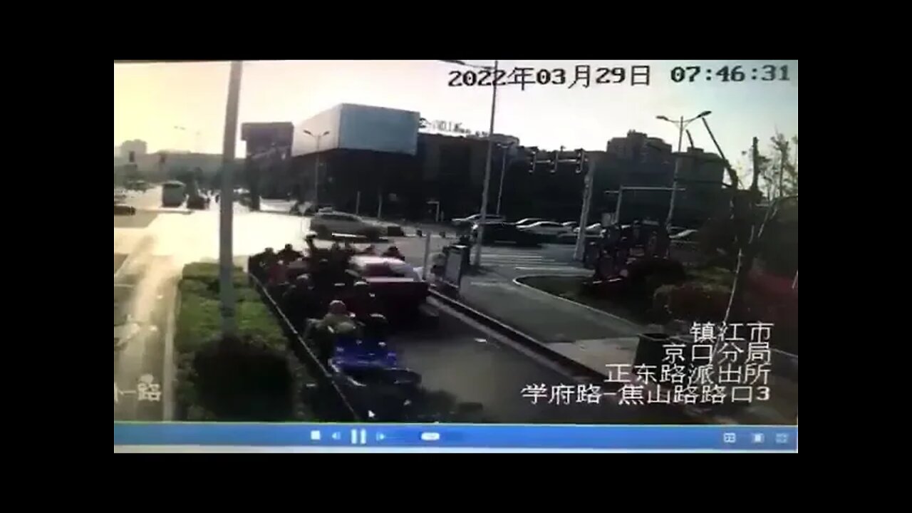 江苏镇江一小车撞向等红灯的非机动车群，有头盔飞到空中，几位非机动车驾驶人员被撞倒在地，疑报复社会。《时刻新闻》2022年3月29日