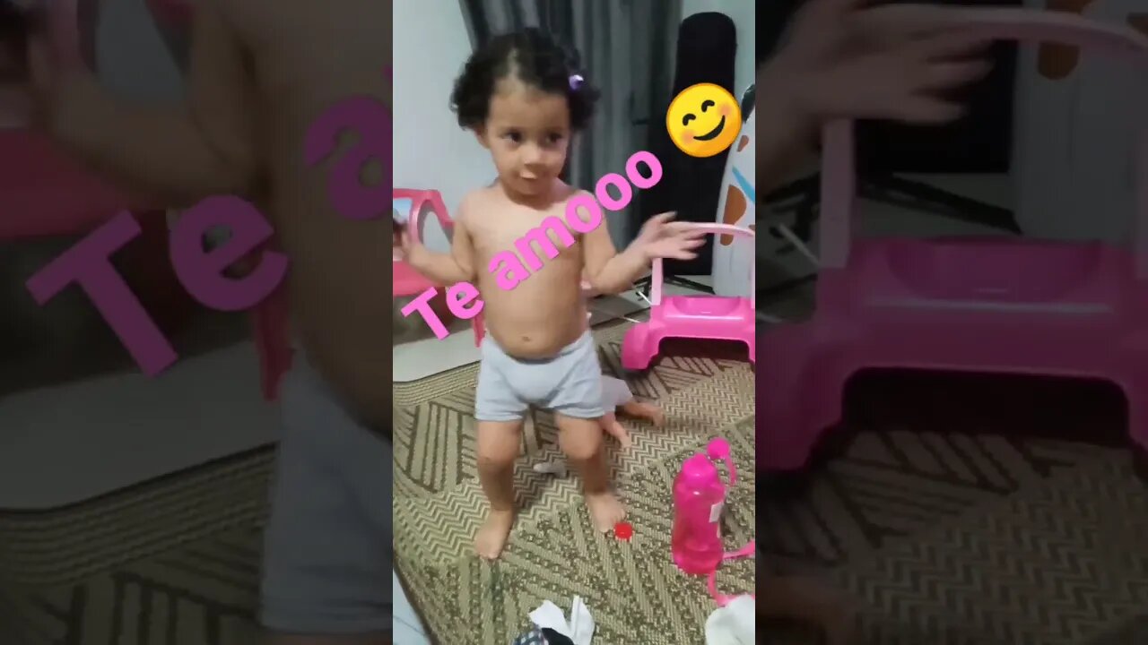 Menina se diverte compor, canta e dança Te amo #youtubeshorts #shortsvideo #familyvlog #menina #amor