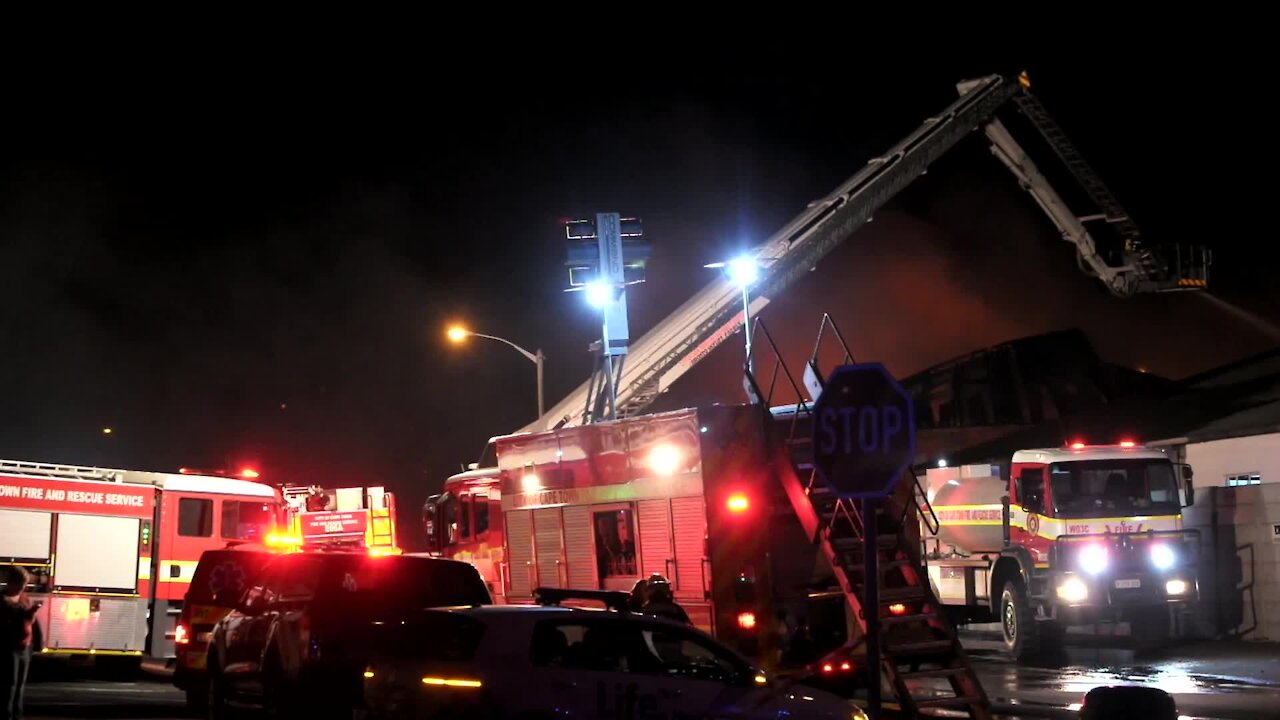 SOUTH AFRICA - Cape Town - Factory fire in Parow (Video) (rqQ)