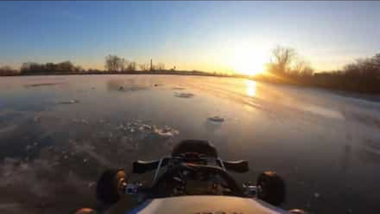 À fond la caisse, en kart, sur une rivière glacée