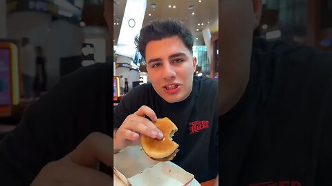 TESTAM CEL MAI NECOMANDAT BURGER DE LA MCDONALDS #oguritamica #mancare #romania #mancaciosul #food