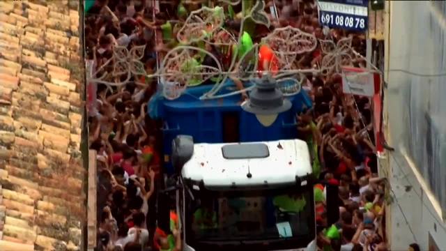 Over 22,000 people dye red Bunol in Spanish annual tomato fight