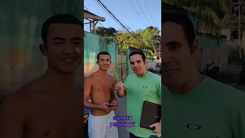 Dei um notebook game para meu seguidor na rua.