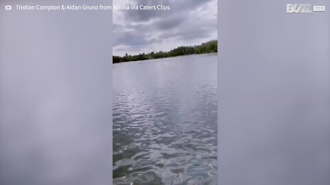 Jovem cai dentro de lago e sai de lá com um peixe na mão!