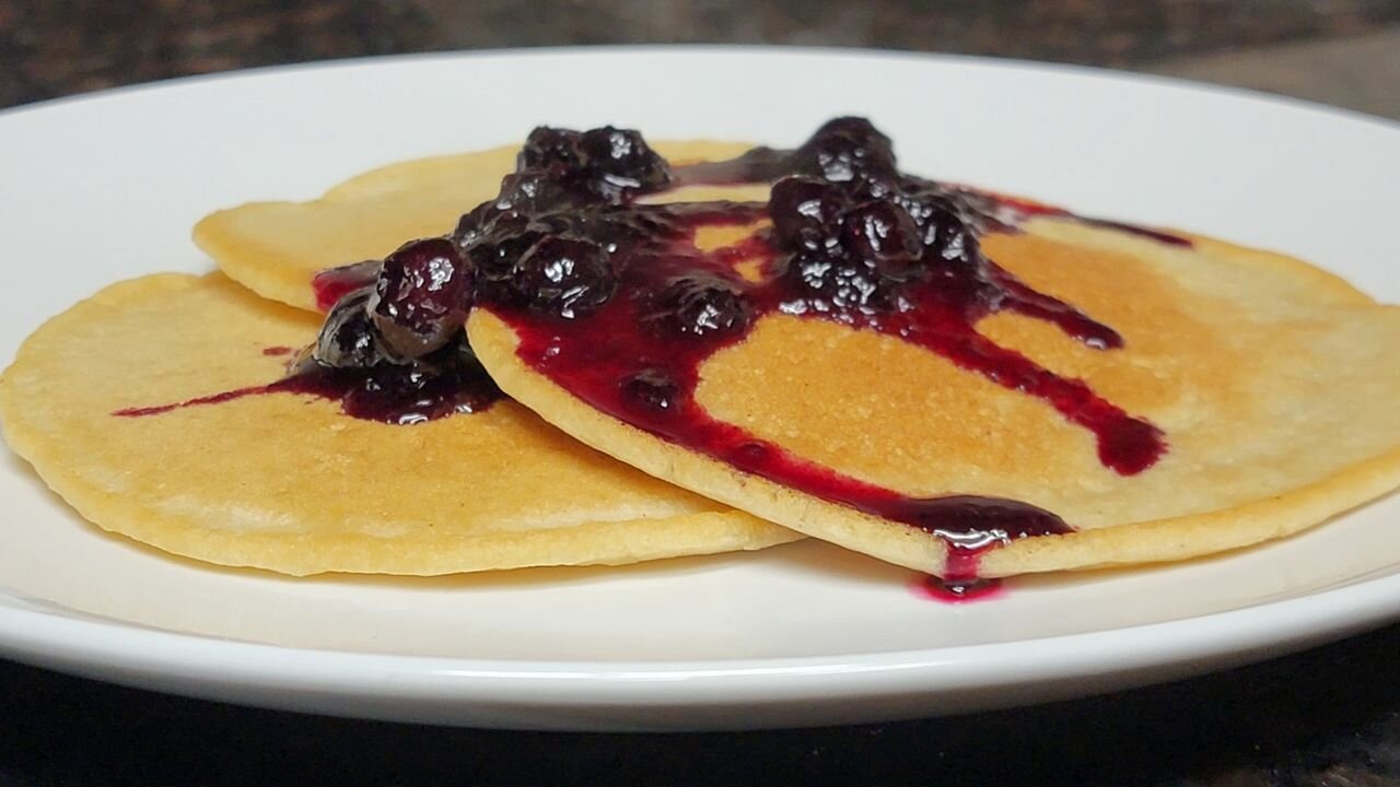 GLUTEN-FREE PANCAKE RECIPE WITH HOMEMADE FRUIT SYRUP