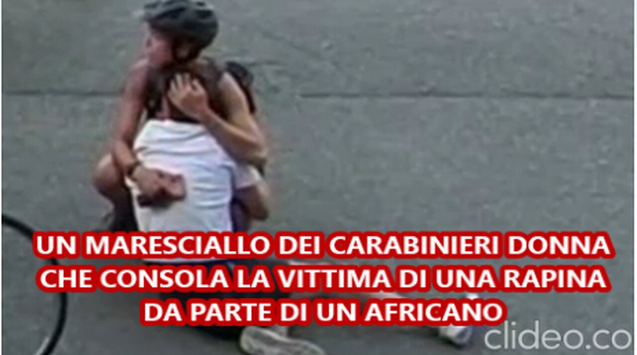 UN MARESCIALLO DONNA DEI CARABINIERI CONSOLA LA VITTIMA DI UNA RAPINA DA PARTE DI UN AFRICANO