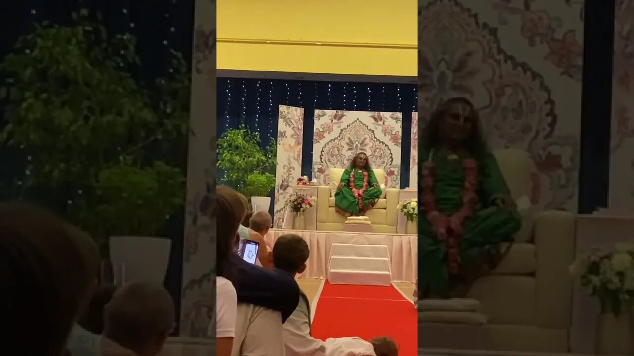 Darshan em Praga, Agosto 2022: Guruji canta Shree Radhe, Satsang