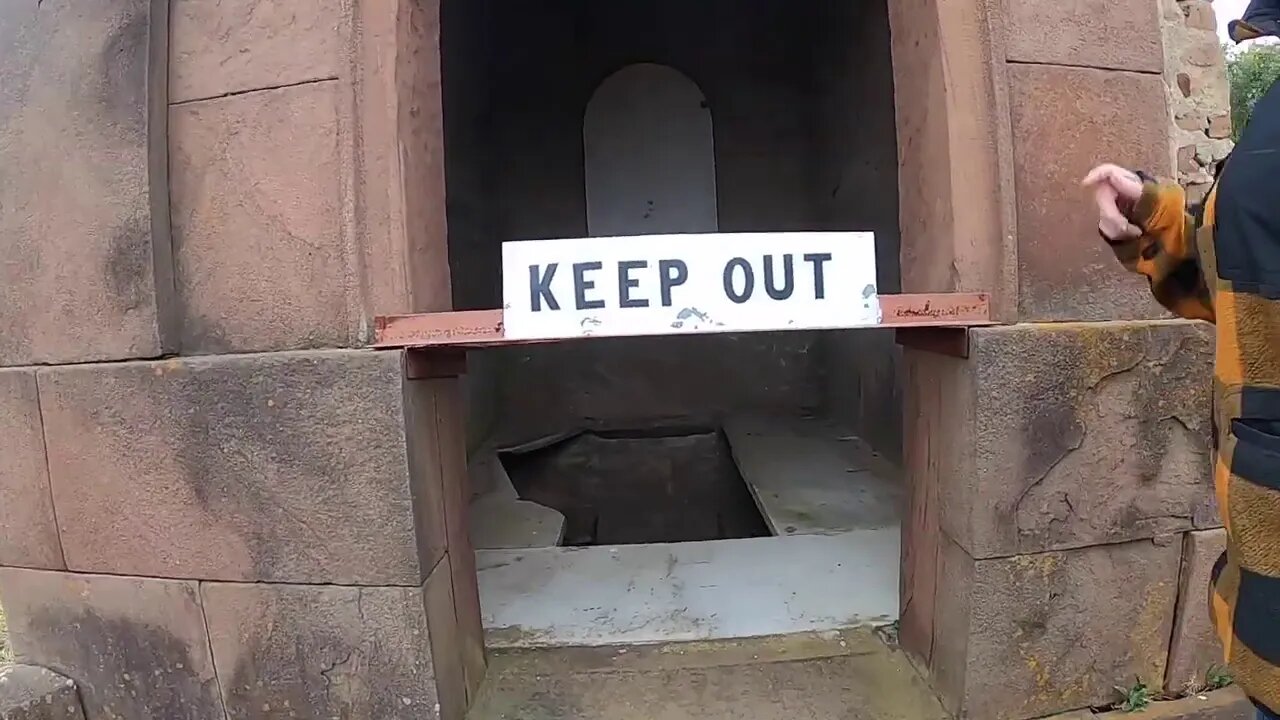 UNDERGROUND CRYPT FOUND OPEN IN OLD GRAVEYARD UNDER MAUSOLEUM! KEEP OUT! (EXPLORING)