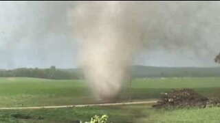 Cet homme s'approche dangereusement d'une tornade