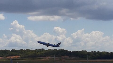 Airbus A330 PR-AIT taxia e decola de Manaus para Campinas