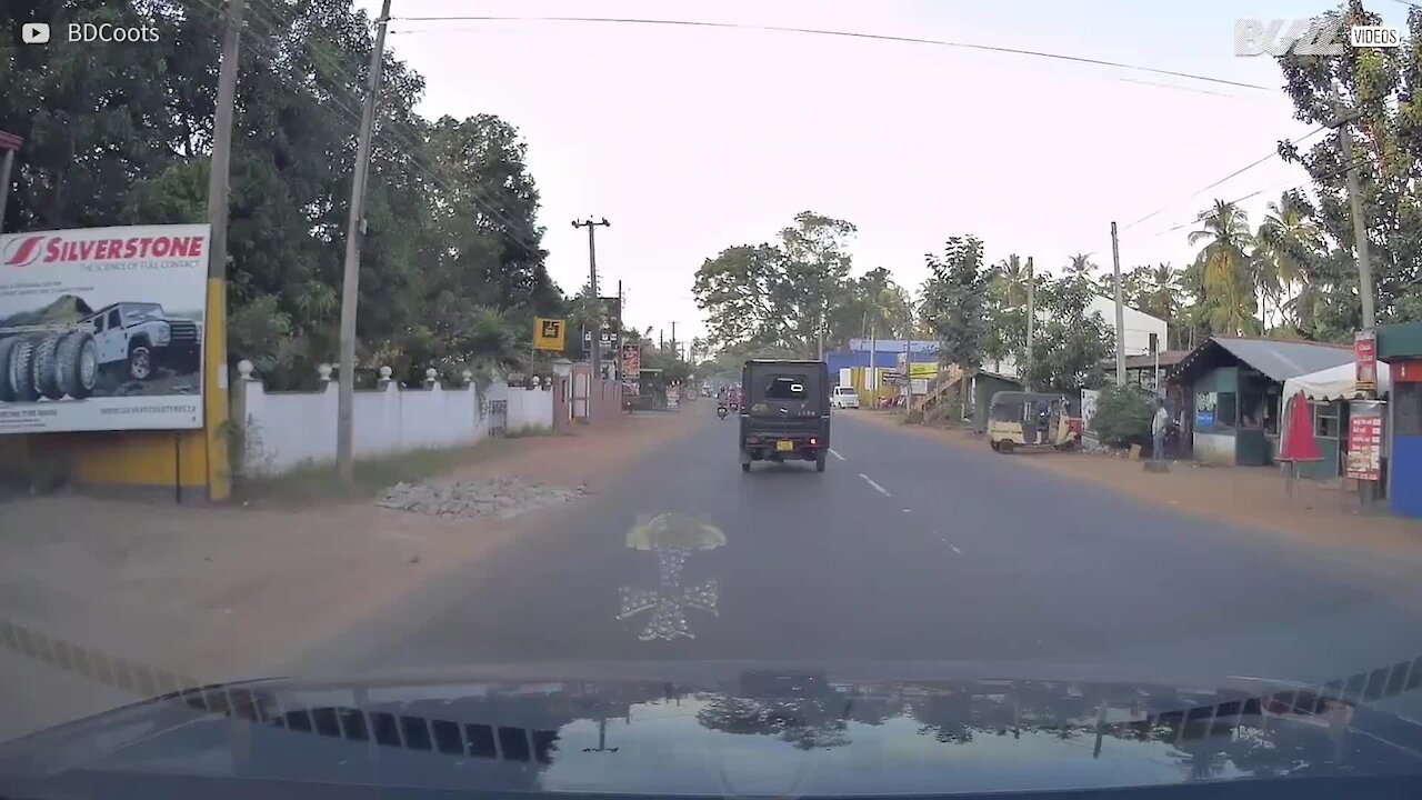 Une voiture tente de doubler et évite de peu la collision frontale