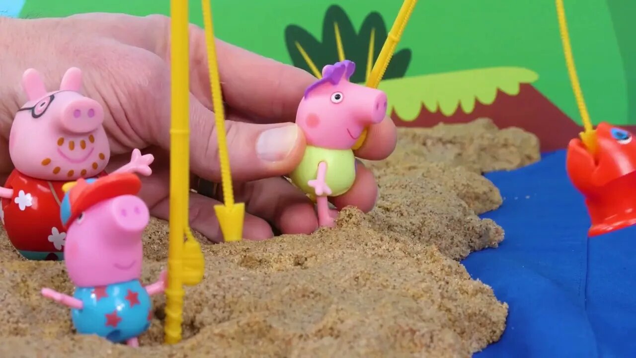 169 8Peppa Pig at the Beach finds DINOSAUR Fossils Toy Learning Video for Kids!